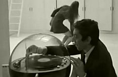 Serge Gainsbourg s'amuse avec Jane sur une chaîne hifi Hélium Vintage
