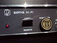 Logo Emblème Plastique Blanc Pour Amplificateur Radio Barthe – Pièce D'origine