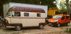 Estafette Renault bicolore et Citroën Nemo